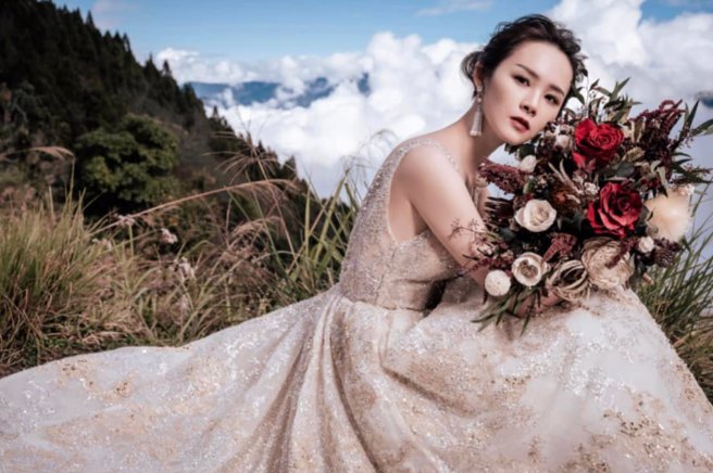 因为疫情没办法飞赴海外拍婚纱，蔡慧君特地前往阿里山云海取景拍照。（图／取自蔡慧君脸书）