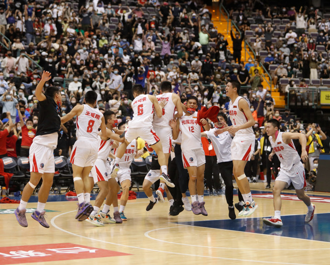 ＨＢＬ男子冠軍戰13日登場，光復高中以59比57擊敗南山，全體隊員衝入場中躍起頂胸慶祝校史首座冠軍獎杯。（陳怡誠攝）