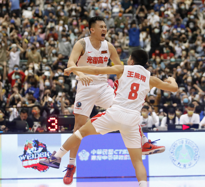 ＨＢＬ男子冠軍戰13日登場，光復高中陳將双（後）倒數1.93秒投入致勝兩分，終場光復以59比57擊敗南山，陳將双躍至空中與隊友頂胸慶祝。（陳怡誠攝）