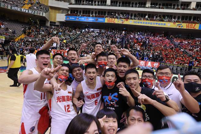 光復高中篮球队勇夺校史首座HBL冠军，球员们开心拍照。（新竹市政府提供／罗浚滨新竹传真）