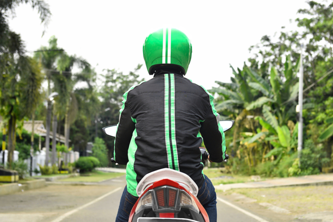 一名网友上网抱怨，擦撞前方机车小车祸，遭对方求偿精神赔偿10万元。（示意图，达志影像/shutterstock）
