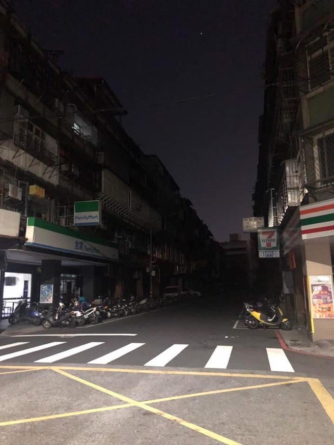 台北市万华区今晚近千户停电，民眾拍照上传脸书。（图／翻摄脸书我是万华人）