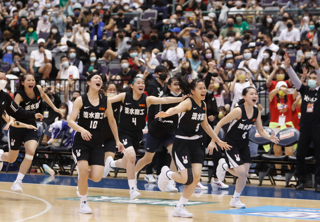 ＨＢＬ女子冠軍戰13日登場，淡水商工讀秒階段取得4分領先， 終場以87比79力克「小綠綠」，賽後 隊員衝入場中相擁慶祝完成隊史第2次3連霸、隊史第12冠。（陳怡誠攝）