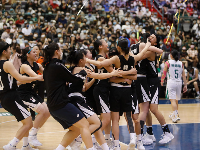 ＨＢＬ女子冠軍戰13日登場，淡水商工讀秒階段取得4分領先， 終場以87比79力克「小綠綠」，賽後 隊員衝入場中相擁慶祝完成隊史第2次3連霸、隊史第12冠。（陳怡誠攝）