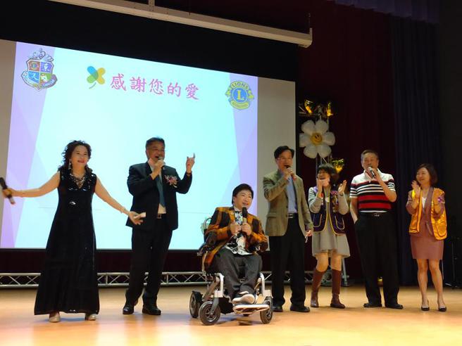 （「心手相连让爱飞扬公益音乐会」今日邀请知名歌手蔡义德，为音乐会为公益献声。图／曾丽芳）