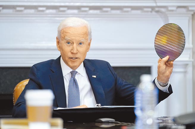 俄乌战争导致乌克兰氖气供应商停产，恐加剧全球晶片荒，图为美国总统拜登去年在半导体峰会举起晶片。（美联社）