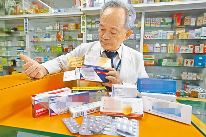健保署拟将年使用量低于5000人的指示用药取消给付，这些药品主要用于解热镇痛、去痰、缓解感冒，合计达356项。（本报资料照片）