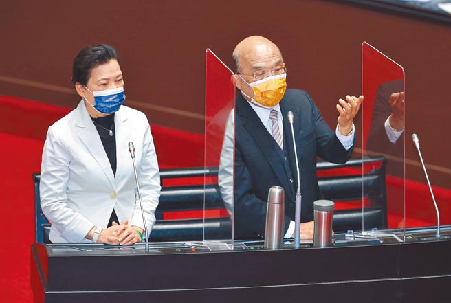 国民党立委蒋万安11日质询问行政院长苏贞昌（右）能否承诺不再有大停电，苏暴怒反批蒋，指他祖父讲反攻大陆也没实现，「你在为选举叫什么？」、「光要承诺有什么用？」（本报资料照片）