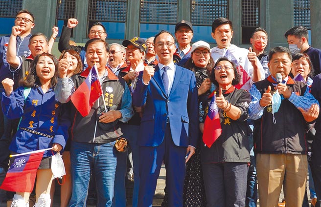 国民党今年度直辖市议员提名大幅提升青年民调加权，几家欢乐几家愁。图为国民党主席朱立伦（中）12日率领党务主管前往国父纪念馆向国父铜像献花致敬，并与出席者合影留念。（姚志平摄）