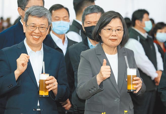 前副總統陳建仁日前加入民進黨，扮演小英執政後期的壓艙效果。圖為兩人過去同框試飲酒香玫瑰薑奶茶的畫面。（本報資料照片）（飲酒過量有礙健康）