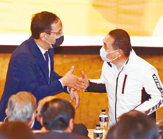 启思民本基金会12日举办开幕式，国民党主席朱立伦(左)出席活动并与新北市长侯友宜(右)握手致意。（陈怡诚摄）