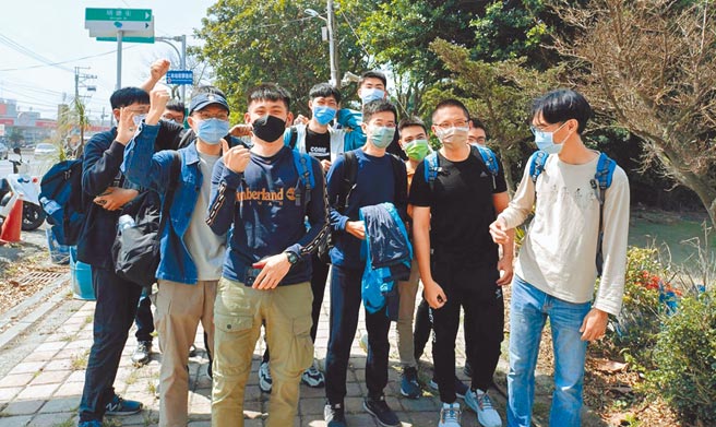 陆军步兵第257旅举行中部第一梯次新制教召，14名同梯退伍的社会新鲜人又同梯教召，开心齐聚报到处大声报数，高呼口号「战力强」。（谢琼云摄）