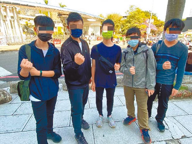 台中一中学生表示，他们的权利希望校方重视，站出来捍卫学生的权利，不希望老师採权威方式教学，换掉不适任老师。（张妍溱摄）