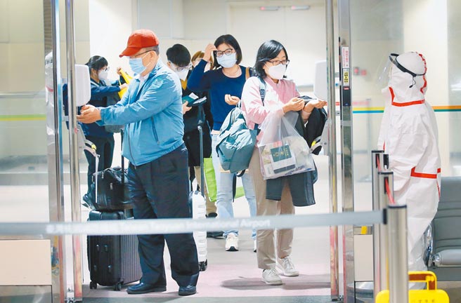 昨天新增61例境外移入个案，其中36例为落地採检，25例为居家检疫採检。图为在桃园机场第二航厦的入境管制区内，通过落地筛检的旅客准备通关入境。图中非新闻当事人。（本报资料照片）