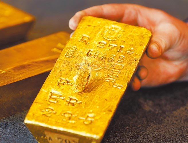 俄烏開戰以來，全球恐慌心理蔓延，主要風險性資產崩跌，具保值功能的黃金及貴金屬資產表現自今年以來，以15％的績效遙遙領先。（美聯社）