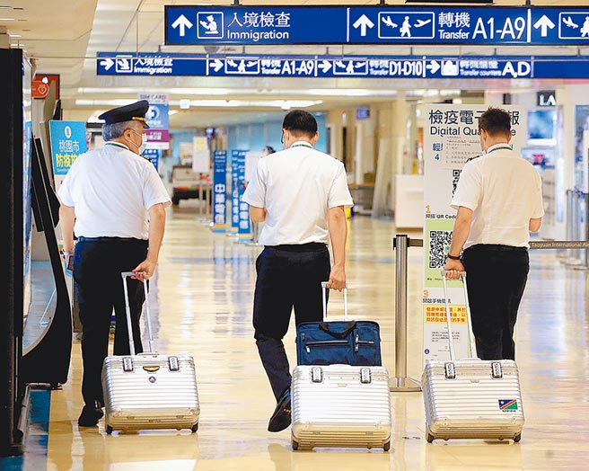 4名居检机师提审获释，图为桃园机场入境管制区中，3名刚结束飞行任务的机师，准备通关入境。（本报资料照片）