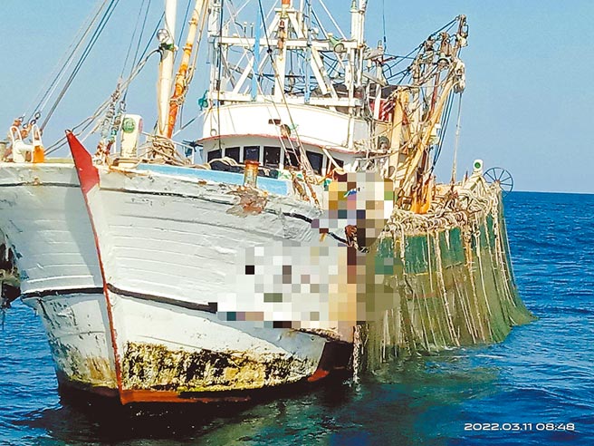 海巡署11日在七美西南海域，查获渔民涉嫌以电气设备与非法拖网方式捕捞，将4人押返马公港调查。（海巡署舰队分署第八海巡队提供／林雅惠澎湖传真）