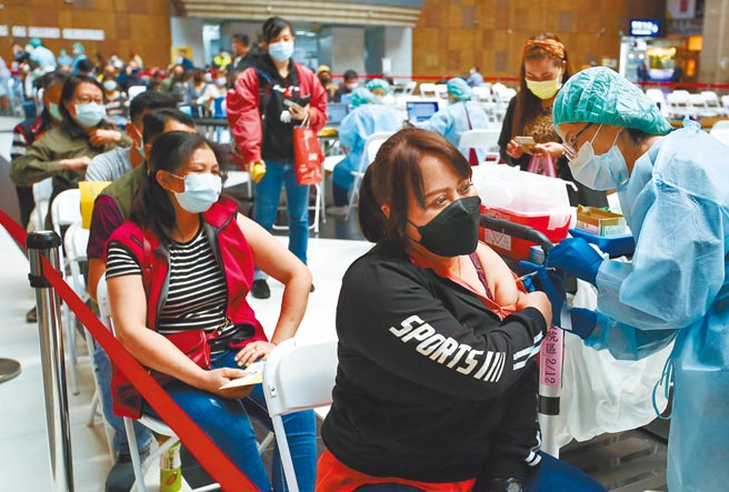 台湾因紧锁国门有效对抗疫情，群体免疫力全靠疫苗达到60至80％。台大学者表示，以国内青少年去年中秋后开始接种计算，至今已满5个月，最快3月15日，台湾群体免疫力将大减2至3成，剩不到5成。（本报资料照片）