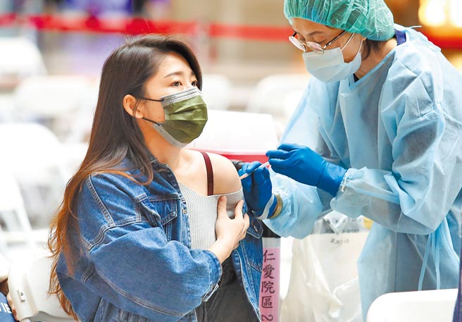 中研院研究员何美乡指出，国际最新研究证实，「3剂疫苗＋Omicron」所产生的抗体可以对付所有变异株，「广效度」最好。（本报资料照片）