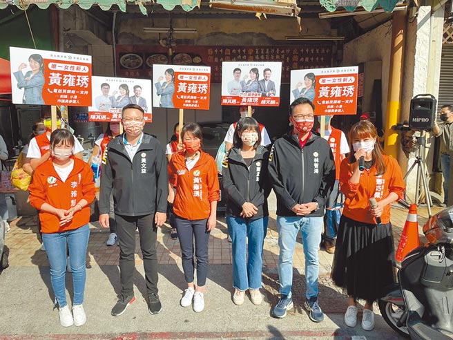高雄市议员李雅慧（左一）、黄文益（左二）、林智鸿（右二）、郑孟洳（右三）为高雄市议员拟参选人黄雍琇（中）站台拉票。（洪靖宜摄）