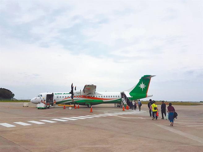 台湾、马祖间往返以空运及海运为主，但由于南竿机场、北竿机场设施问题，4月至6月常因浓雾无法起降，交通也成为马祖乡亲最关注的议题。（本报资料照片）