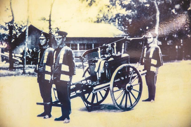 冯守亮祖父留下来的日据时期消防帮浦车老照片。（冯守亮提供／罗浚滨翻摄）