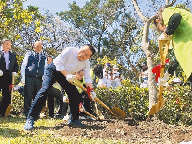 新北市长侯友宜12日上午前往新北市文山农场，宣布启动「新北山海造林计画」，并种植穗花棋盘脚、台湾原生百合、乌来杜鹃等原生植物率先响应计画。（叶书宏摄）