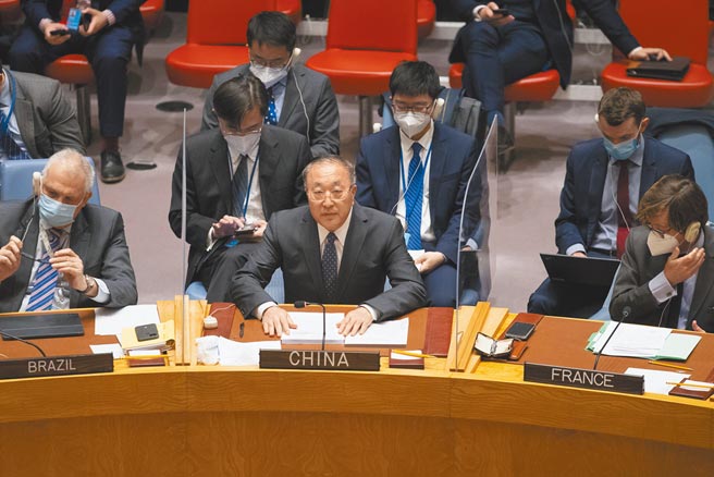 聯合國安理會在紐約聯合國總部舉行會議審議烏克蘭生物安全問題。圖為中國常駐聯合國代表張軍在會上闡述立場。（中新社）