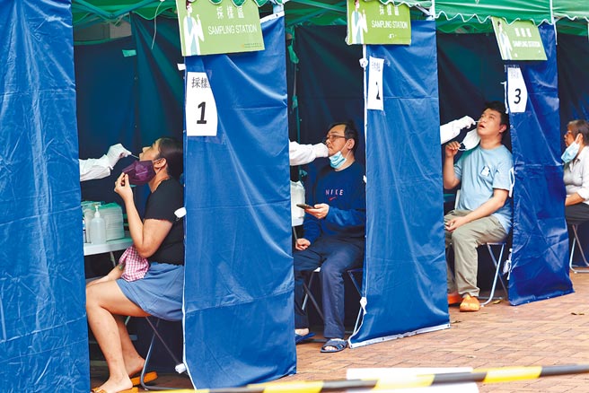 香港疫情居高不下，12日新增285例死亡，再創新高。圖為港府在部分疫情高發區實施的「圍封強檢」行動。（中新社）