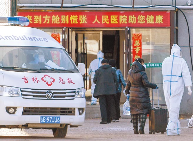 大陆疫情再起，其中吉林省吉林市累计确诊已破千例，吉林市委副书记、市长王路遭免职。图为救护车接送患者入住吉林市昌邑区方舱医院。（新华社）