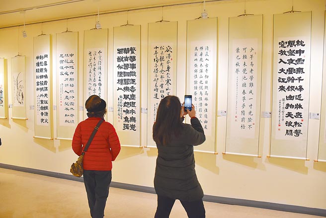 苗栗縣政府及藝術團體合辦的公益書畫展，321件作品全部售出。（謝明俊攝）