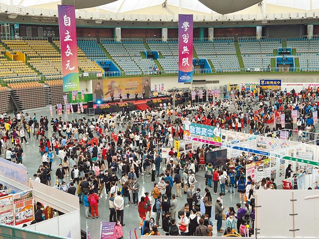 桃园市高中高职博览会12日起一连2天在桃园巨蛋登场，由桃园39所公私立高中职、专科学校、马祖高中及中正预校到场设摊。（蔡依珍摄）