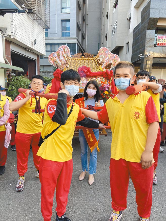 台中市烏日區仁德里媽祖首度返回樂成宮謁祖，並在里內遶境祈福，400多名信徒隨行，場面熱鬧。（吳瓊華提供／林欣儀台中傳真）