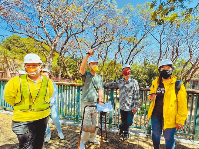 高雄寿山动物园启动树木保卫战，邀请树木诊察团队研商建议方案。（高市观光局提供／柯宗纬高雄传真）