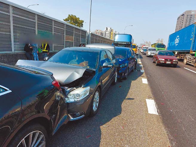 1辆防疫游览车12日在国道上，疑因未保持安全距离追撞前方车辆，导致8辆车连环追撞一起，共造成6名伤者擦挫伤送医治疗。（国道警方提供／林雅惠传真）