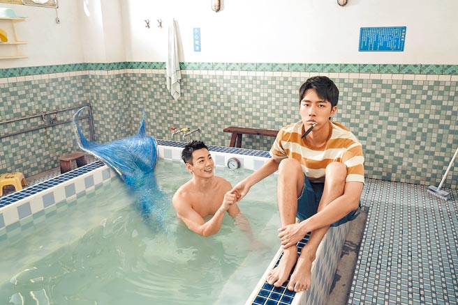 禾浩辰（左）在《我家浴缸的二三事》演美男鱼，成为蔡凡熙的宠物。（羚邦集团提供）