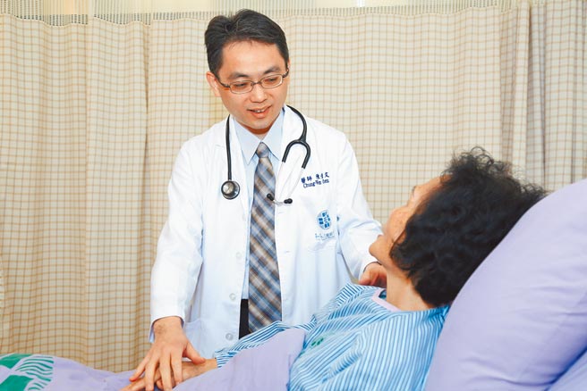 童綜合醫院高齡醫學科陳崇文主任照護高齡患者。（童綜合醫院提供）