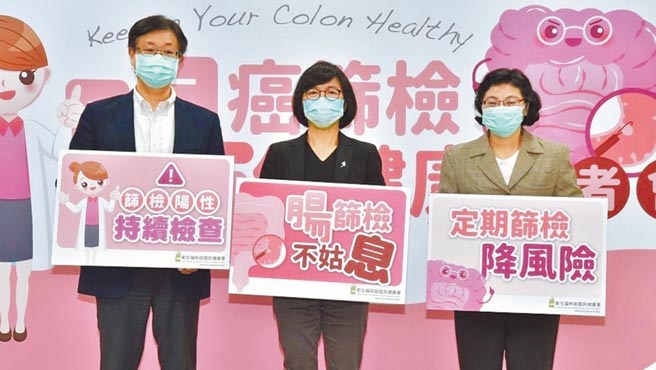 台湾消化系医学会秘书长暨台大医院健康管理中心主任邱瀚模医师（左起）、国民健康署贾淑丽副署长、癌症防治组林莉茹组长合影。（国民健康署提供）