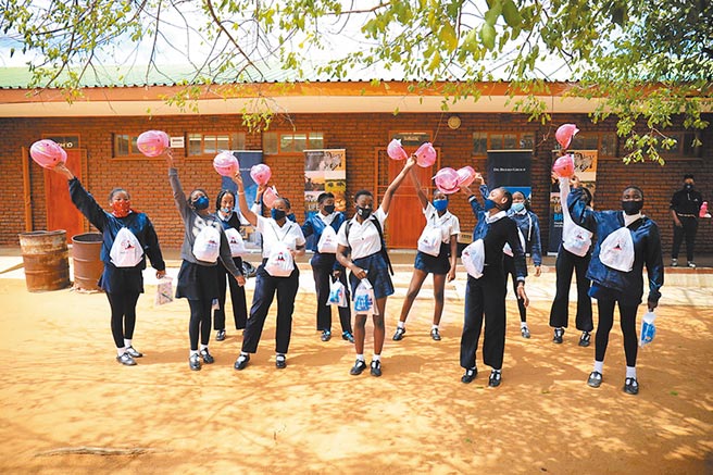 为庆祝国际妇女节，De Beers 集团欣然宣布与WomEng（Women in Engineering）的合作伙伴关系再延长3年，并将合作范围扩大至De Beers钻石来源地之全部4个国家，并将加强对妇女和女孩投身永续发展相关领域的支持。截至2021年底，透过协助在学女学生的GirlEng计画，以及针对正攻读工程及技术大学学位的女性的奖学金计画，已有2200多名学生受惠。（De Beers提供）