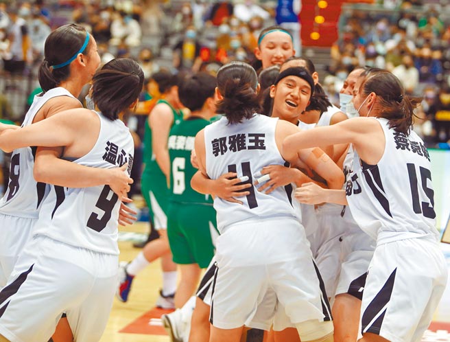 淡商擊敗陽明，比賽結束後，淡商球員衝入場內相擁慶祝闖入冠軍賽。（陳怡誠攝）