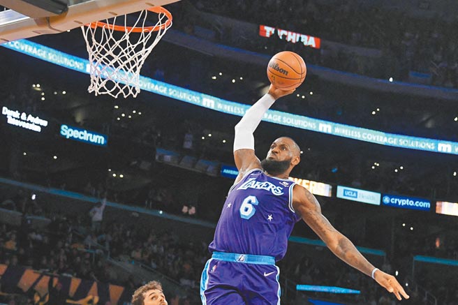 湖人「小皇帝」詹姆斯對巫師飛身右手扣籃得分。（路透）