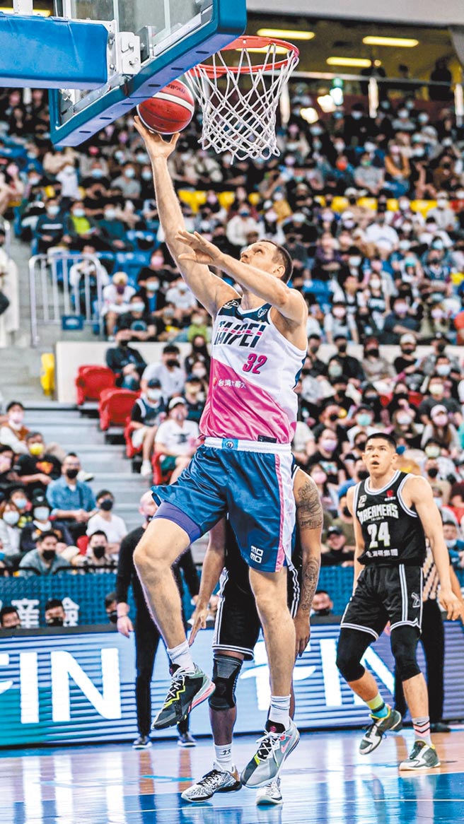 乌克兰籍洋将塞瑟夫昨天重新回到场上比赛，贡献18分、9篮板。（富邦勇士提供）