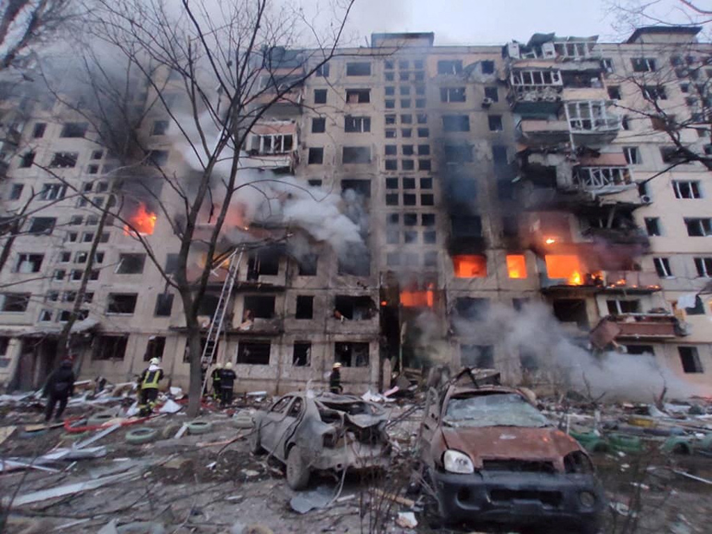 3月14日公开的照片显示，俄军持续攻击乌克兰，首都基辅的住宅大楼遭砲轰后，冒出熊熊火光和浓烟，救援人员设法在现场抢救受害者。（路透）(photo:ChinaTimes)
