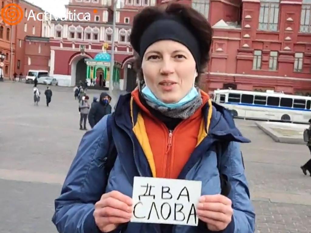 莫斯科驯马者广场一名女士拿着「Два слова」两个字的字纸，就被赶来的警方带离。图/Activatica.org(photo:ChinaTimes)