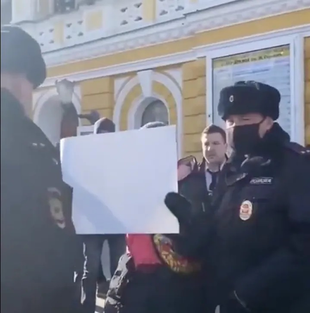即使只是一张白纸，俄国警方也会带离。(图/Kevin Rothrock Twitter)(photo:ChinaTimes)