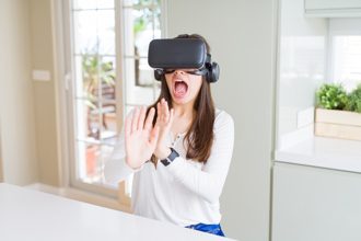 妹子玩VR「逼真過頭」 千萬人笑噴：3D體驗變5D