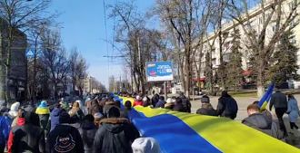 烏克蘭數千人齊聚刻松和平示威 傳俄軍開火示警