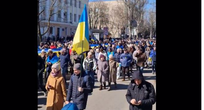 刻松民眾上街抗议俄罗斯部队，口号有「俄军法西斯」以及「俄军快离开」和「刻松是乌克兰的！」(图/twitter)