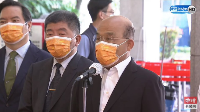 行政院長蘇貞昌14日接種第3劑高端疫苗。（圖／翻攝自中時新聞網直播）