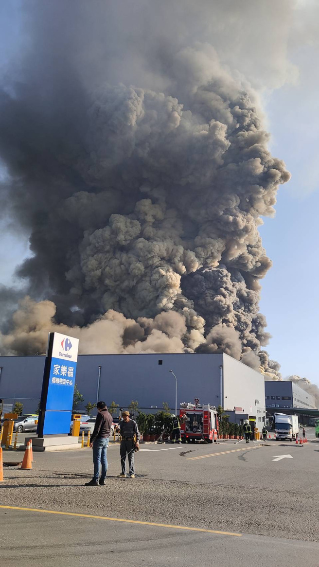 桃園市幼獅工業區14日上午8時許一處廠房發生大火，現場火勢猛烈伴隨濃濃黑煙直衝天際。（翻攝自記者爆料網）